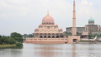Masjid Putrajaya atau biasa disebut Masjid Pink
