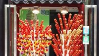 Toko sate buah, salah satu produk khas China yang dijajakan di Qianmen