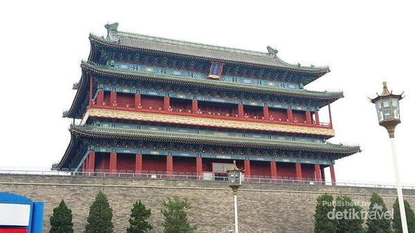 Gerbang ikonik Qianmen di tengah Kota Beijing