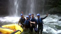 Air terjun di tengah sungai (sukmarangga.blogspot.com)