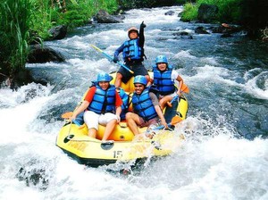 Rafting Seru Akhir Pekan di Telaga Waja, Bali