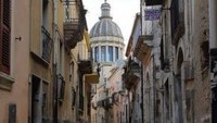 Menara Duomo di San Giorgio yang terlihat dari kejauhan