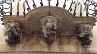 Arsitektur khas Barok yang dapat ditemui pada balkon Palazzo La Rocca