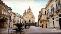 Duomo di San GiorgioIkon dari Ragusa Ibla yang terkenal dan terletak di alun-alun utama