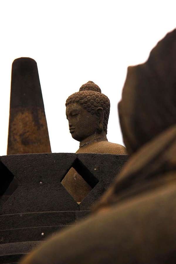 Salah satu patung di Candi Borobudur (Angela Jennifer Aroemrasni/dtraveler)