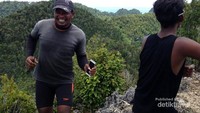 Ketika kami bosan, Edo berjoget menghibur kami