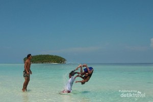 Raja Ampat & Pemandu Seru yang Selalu Bikin Rindu
