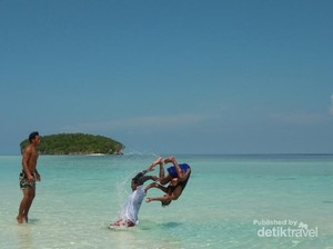 Raja Ampat & Pemandu Seru yang Selalu Bikin Rindu