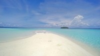 Pasir Timbul, sensasi berdiri di tengah laut
