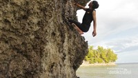 Bouldering di karang Raja Tiga Adoki