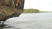 Bouldering di karang Raja Tiga Adoki