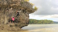 Bouldering di karang Raja Tiga Adoki