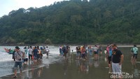 Wisatawan di Pantai Rajegwesi