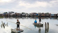 Anak-anak di Desa Pusong, Kota Lhokseumawe, Aceh sangat kreatif. Mereka membuat rakit dari syrofoam bekas untuk bermain di sekitar tempat tinggalnya.