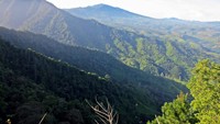 Pemandangan gunung sekitar dari puncak 1 gunung Rakutak