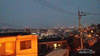 Pemandangan sebagian kota Seoul dari halaman depan Mesjid Central