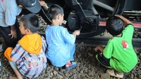 Anak-anak yang asyik membersihkan KA  (dok. Putri/detikTravel)