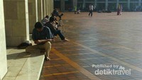 Setelah salat gerhana, mereka mulai berburu foto gerhana matahari sebagian