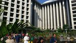 Ramainya Pengunjung Masjid Istiqlal yang Berburu Gerhana