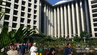 Suasana ramai setelah salat