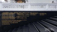 Terjemahan Surat Al-Fatihah dalam 2 bahasa.