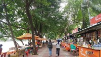 Trotoar yang rapi dan bersih, serta warung yang menyediakan takjil buka puasa