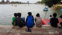 Antusiasmenya anak-anak melihat pemandangan sambil menunggu berbuka