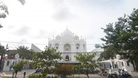 Bagian depan Masjid Ramlie Musofa.