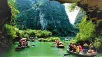 Traveler pun bisa menjelajahi keindahannya dengan perahu