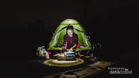 Camping sambil manyantap makan malam ditemani bintang