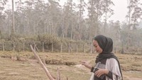 potret saat memberikan makanan kepada rusa yang gemas dan lucu.