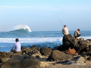 Rancabuaya, Pantai Sepi & Sejuk di Garut
