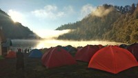 Tenda-tenda yang menjadi saksi keindahan ranu kumbolo.