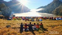 Sang Fajar yang sedang membagikan kehangatan bagi tubuh kami yang kedinginan.