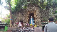 Para peziarah berdoa di depan Gua Maria