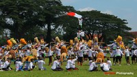 Para Penari Sisingaan Membentuk Formasi