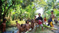 Anak-anak lokal yang tampak sangat gembira