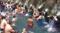 Prai wanita dan anak-anak, semua asyik mandi bareng