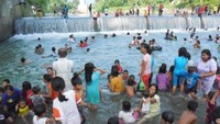 Masyarakat suku Sasak yang mandi bareng di sungai