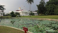 Istana Bogor dengan kolam yang luas
