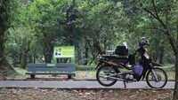 Sepeda motor lengkap dengan peralatan fotografi milik fotografer di Kebun Raya Bogor