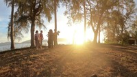Menikmati sunset di Sabang Hill