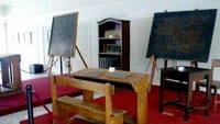 Diorama meja Belanda dan papan tulis kapur menggambarkan nuansa pendidikan zaman dahulu (Sumber: wisatasejarah.wordpress.com)