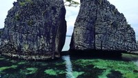 salah satu Batu karst yang menjadi daya tarik wisatawan berkunjung ke homestay ini, baik untuk menginap maupun untuk sekedar datang berfoto dan menyaksikan hamparan bukit karst