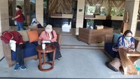 Pengelola hotel menerapkan kebijakan jaga jarak.