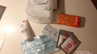 Tamu diberikan travel kit berisi hand sanitizer dan masker.