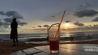 Menikmati sunset di Lavinia Mount Beach
