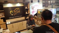 Saking ramenya, makan disini harus rela antri 1-2 jam.
