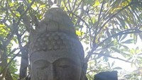 Mengabadikan momen bersama patung Buddha.