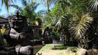Sebuah patung di bagian depan Big Garden Corner.